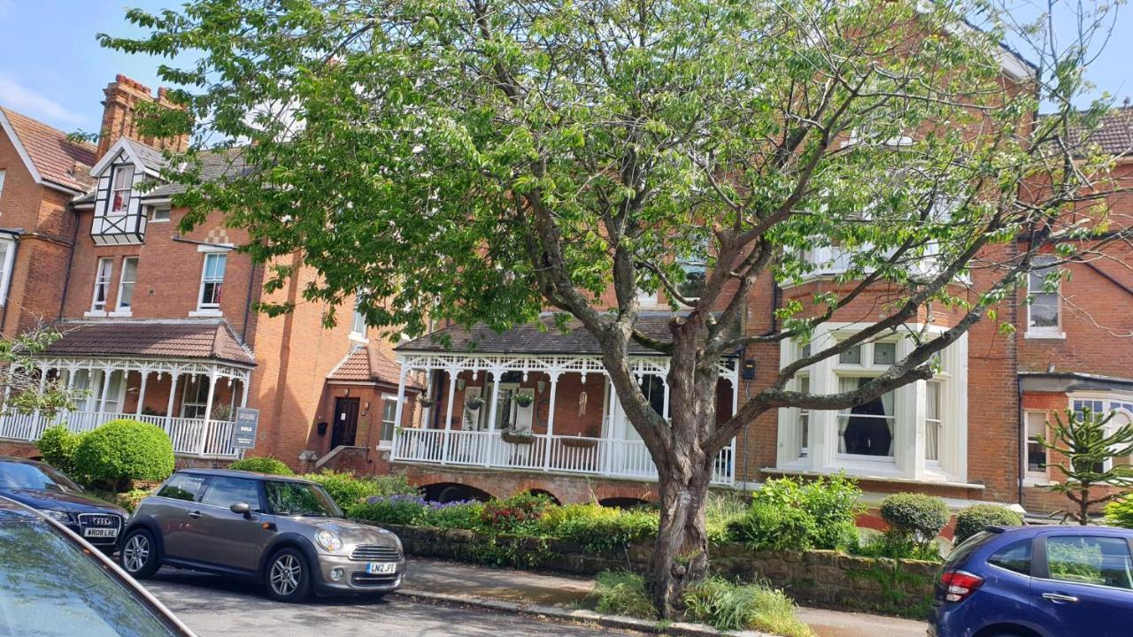 Beautiful Garden In Leafy 5 Mins To Appartement *