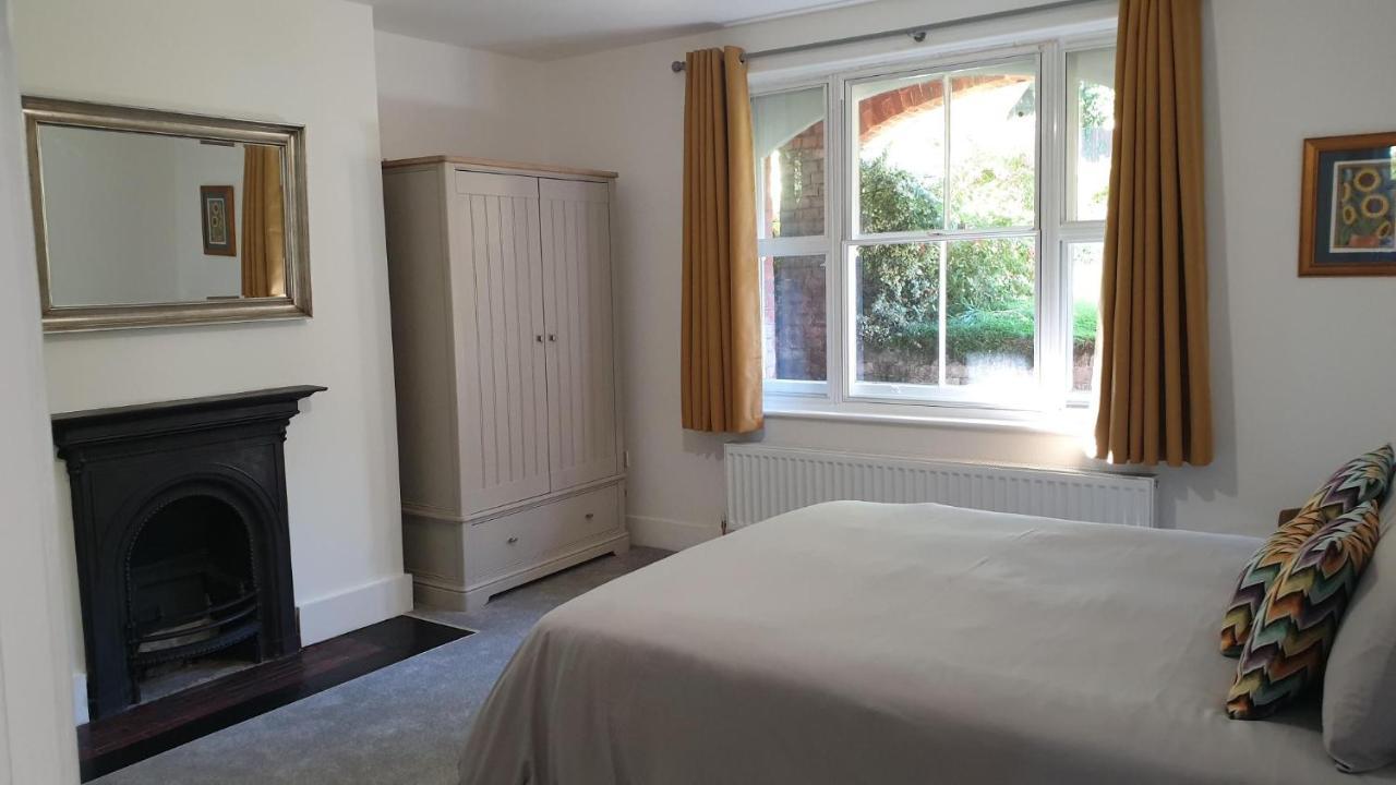 Beautiful Garden In Leafy 5 Mins To Apartment