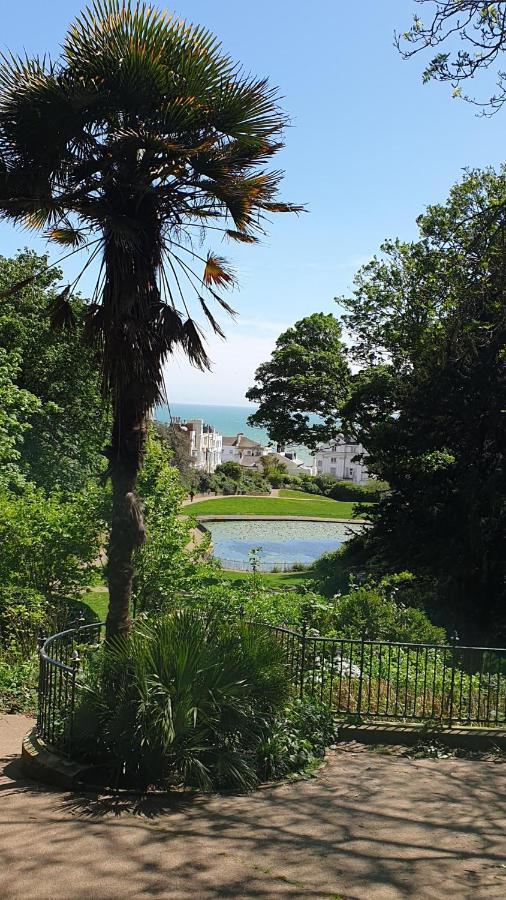Beautiful Garden In Leafy 5 Mins To *